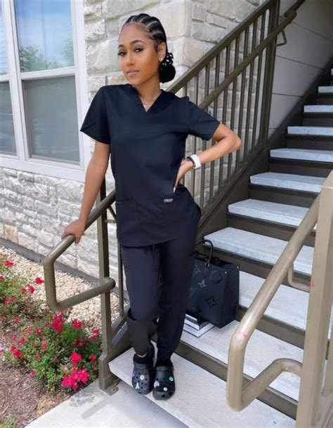 shoes to wear with scrubs